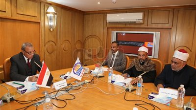 محافظ قنا: دعم النظافة بـ14 سيارة و70 حاوية.. و291 مليونا لتمويل 4526 مشروعا