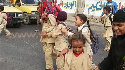 بالصور.. الأهالي تطالب بمطب صناعي أمام كوبري مشاة «بيهمو» بالفيوم