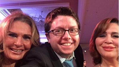 سيلفي «أريك تراجر» مع يسرا وإلهام شاهين يثير تعليقات النشطاء