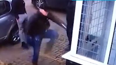 لصوص يقتحمون منزلا في 18 ثانية فقط (فيديو وصور)