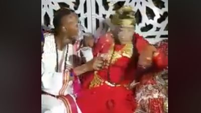 رد فعل غريب لعريس بصقت عروسه في وجهه (فيديو)