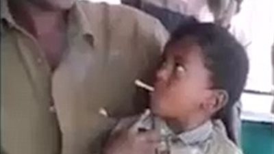 بالفيديو والصور.. لقطات مروعة لطفل عمره 4 سنوات يدخن السجائر