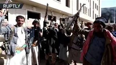 مسلحون تابعون للحوثيين يهتفون ابتهاجا بمقتل علي عبد الله صالح