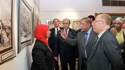 وزير الثقافة ومهاب مميش يفتتحان المعرض التاريخي لقناة السويس