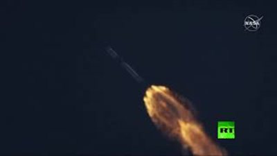 لحظة إطلاق سبيس إكس صاروخا يحمل 64 قمرا صناعيا للفضاء (فيديو)