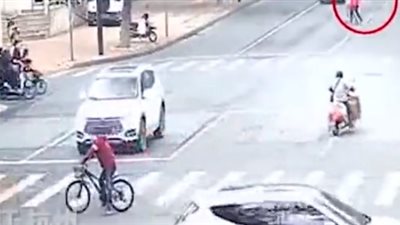 فتاة تعتدي على أخرى كادت أن تدهسها لحظة عبورها الطريق ( فيديو)