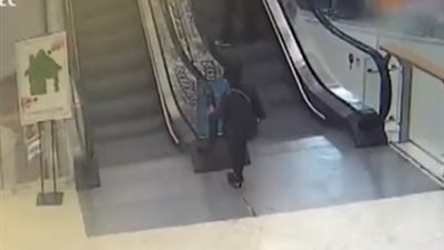 لحظة إنقاذ فتاة سحبها السلم الكهربائي (فيديو)