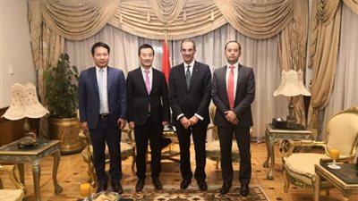 وزير الاتصالات يبحث مع نائب رئيس «هواوي» تدشين أكاديمية للشركة بمصر