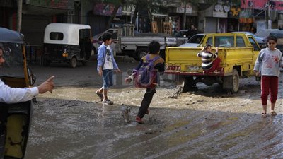 «شمر والعب».. شعار أطفال المدارس للاستمتاع ببرك مياه الأمطار (صور)