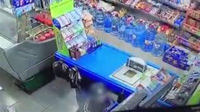 أطفال يسرقون محلا في الأردن بطريقة ماكرة (فيديو)