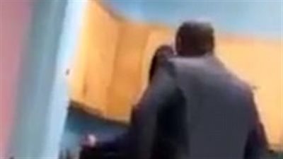 لحظة اعتداء طالب على معلمه وتحطيم المكاتب (فيديو وصور)