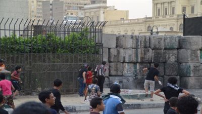 أطفال الشوارع يرشقون قوات الأمن بالحجارة فى 