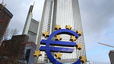 الآلاف يتظاهرون أمام مقر البنك المركزى الأوربى احتجاجًا على سياسات التعامل مع الأزمة