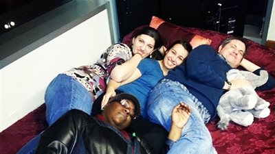 بالصور.. محل للأحضان فقط يستقبل 10 آلاف عميل