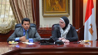 أشرف صبحي يلتقي رئيس جهاز تنمية المشروعات المتوسطة والصغيرة