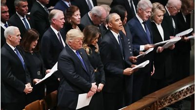 ترامب وزوجته يتجاهلان ترديد الترانيم بجنازة «بوش الأب» (صورة)