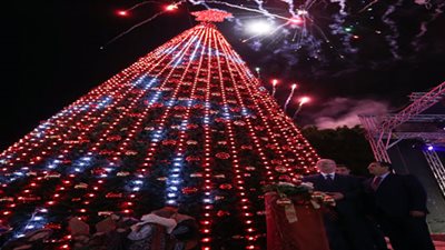 احتفالات أعياد الميلاد.. «بيت جالا» تضئ شجرة الميلاد