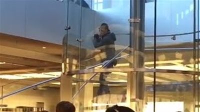 بالفيديو.. رجل يقتحم «أبل» بنيويورك بسيف يثير الرعب بين الزوار