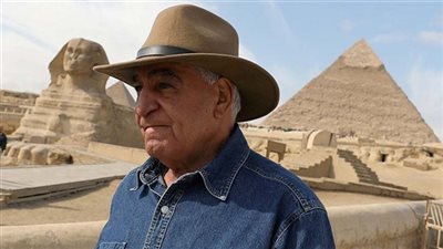 «لعنة المومياوات».. حكاية طفلين طاردا زاهي حواس في منامه