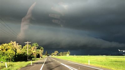 سر ظهور يدين عملاقتين في سماء أستراليا (فيديو وصور)