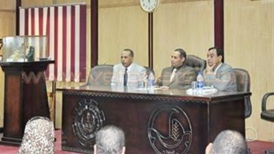 بالصور.. مدير تعليم البحيرة يجتمع مع أولياء أمور طلاب «دار المعرفة»