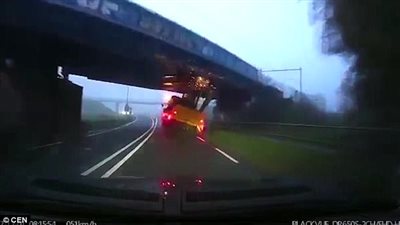 انقلاب حفار بسبب جسر لمرور القطارات (فيديو وصور)