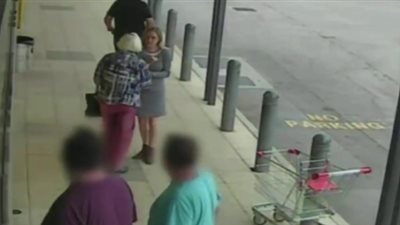 رجل يعتدي على فتاة بالضرب المبرح بعد فشله في سرقته جدتها (فيديو)