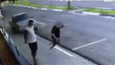 نجاة شاب من الموت دهسا تحت عجلات سيارة (فيديو)