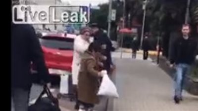 امرأة تعتدي على صبي بالضرب المبرح (فيديو)