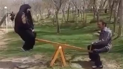 امرأة تتسبب في سقوط مروع لزوجها أثناء ركوبهما الأرجوحة (فيديو)