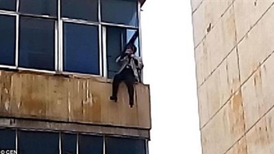 بالصور.. امرأة تلقى بنفسها من نافذة منزلها بسبب خلافات مع زوجها
