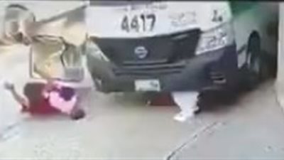 لقطات صادمة لحافلة تدهس أطفالا يجلسون على الرصيف (فيديو)