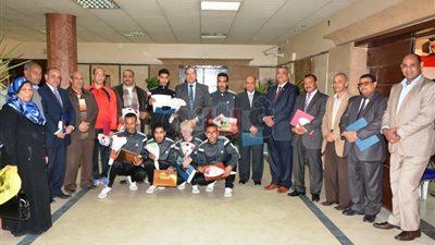 محافظ سوهاج يكرم طلاب مدرسة النور للمكفوفين (صور)