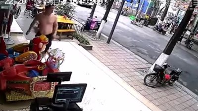 مشاجرة بالسواطير بين شخصين في الشارع (فيديو)