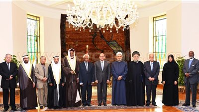 روشتة السيسي للدفاع عن الإسلام.. التعريف بصحيح الدين.. نشر الوعي بين المسلمين.. مواجهة الفكر المتطرف.. أهمية الموعظة الحسنة.. التعاون بين مختلف الشعوب والثقافات... والتركيز على قيم التسامح والرحمة