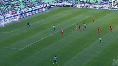 بالفيديو.. لاعب مكسيكي يضحي بنفسه ليسجل هدفا لفريقه