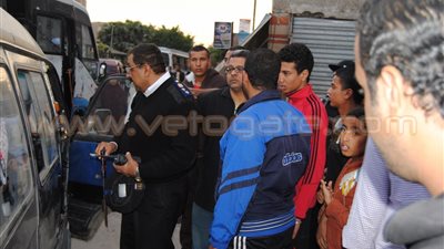 بالصور..مدير أمن الإسماعيلية يفض مشاجرة بين سائقين بسبب الركاب