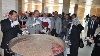 تركيا توزع حلوى 