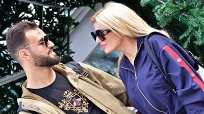 لحظة رومانسية بين النقاز وزوجته