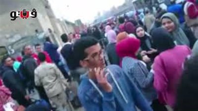 تكدس المواطنين أمام مترو جامعة القاهرة بسبب تعطل قطار بالمحطة (فيديو)
