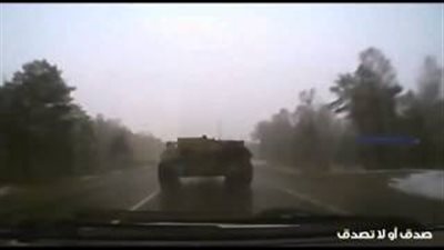 بالفيديو.. دبابة تتسبب في حادثة على الطريق