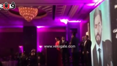 تامر حسني لـ«هنيدي»: فاكر لما قولت للجمهور «افتكروا اسمه» (فيديو)