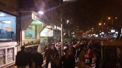 تكدس المواطنين بشوارع الجيزة بسبب تعطل حركة المترو (صور)