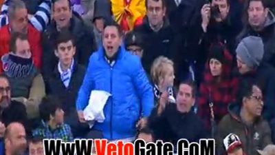 بالفيديو.. جماهير ريـال مدريد ترفع المناديل البيضاء في لقاء برشلونة