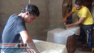 بالصور والفيديو.. أرامل ومطلقات يعلن أطفالهن من ورش الجلود