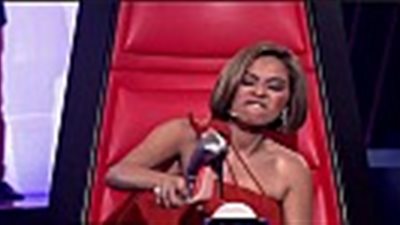 شيرين عبد الوهاب لمنتقدي رفع الحذاء في «ذا فويس»: «ناس فاضية»