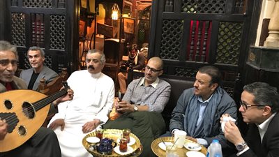 رئيس الهيئة العامة للسياحة والتراث بالسعودية في مقهى الفيشاوي.. صور