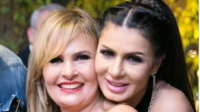 نجلاء بدر تنشر صورتها مع يسرا: «أنا والقمر»