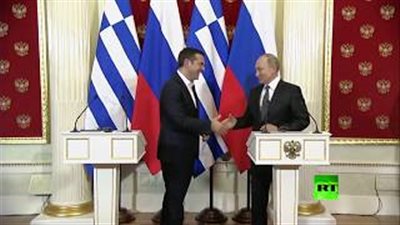 رئيس وزراء اليونان يطلب هدية من بوتين (فيديو)