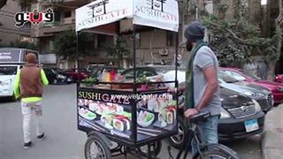 «بعربة متنقلة».. طالب يتحدى ظروفه المعيشية ببيع «السوشي» في الزمالك